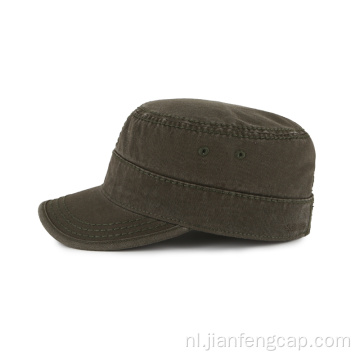 blanco petten in militaire stijl